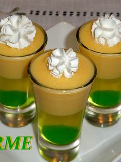 Una foto de Vasitos de crema de melocotón y gelatina de limón