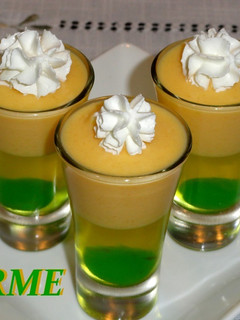 Una foto de Vasitos de crema de melocotón y gelatina de limón