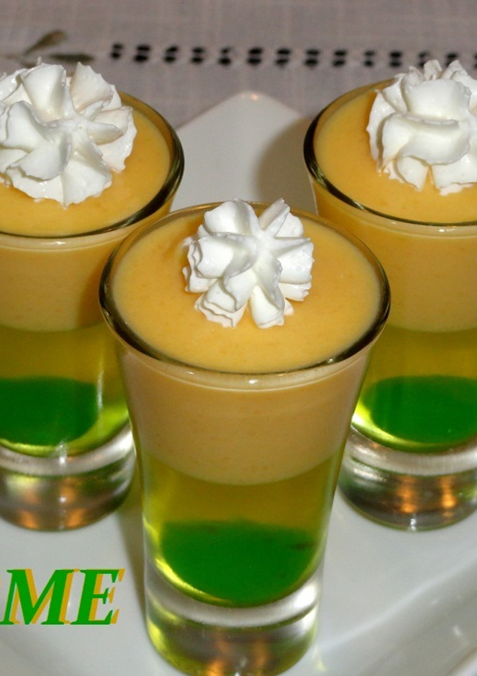 Una foto de Vasitos de crema de melocotón y gelatina de limón