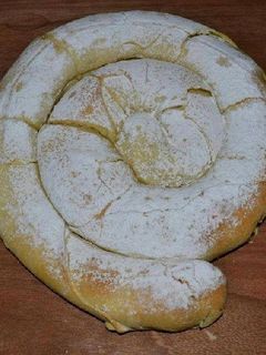 Una foto de Pan dulce navideño tipo ensaimada