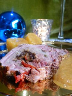Una foto de Redondo de cerdo relleno de pasas y ciruelas