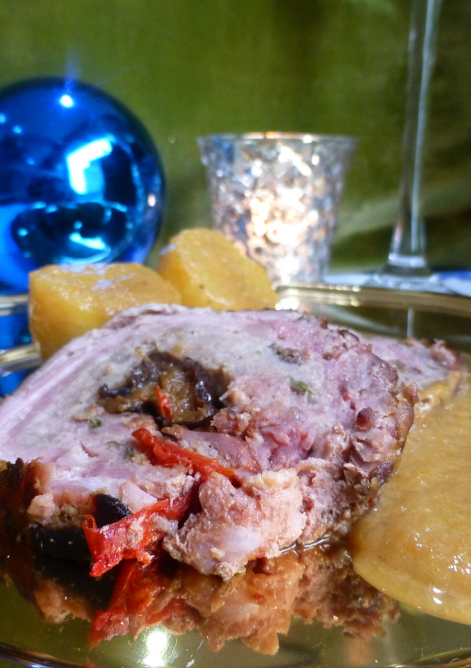Una foto de Redondo de cerdo relleno de pasas y ciruelas