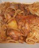 Conejo con tallarines en salsa de almendras