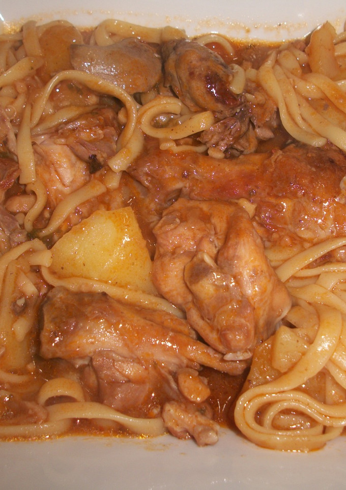 Una foto de Conejo con tallarines en salsa de almendras