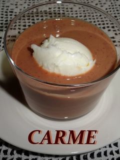 Una foto de Crema de frutos rojos con dulce de leche