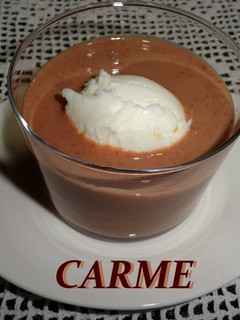 Una foto de Crema de frutos rojos con dulce de leche