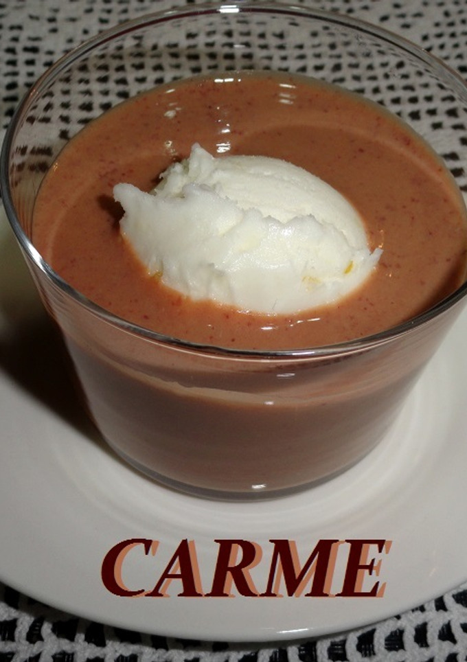 Una foto de Crema de frutos rojos con dulce de leche