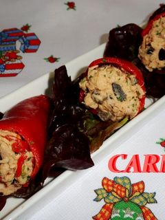 Una foto de Pimientos del piquillo rellenos de atún con salsa rosa