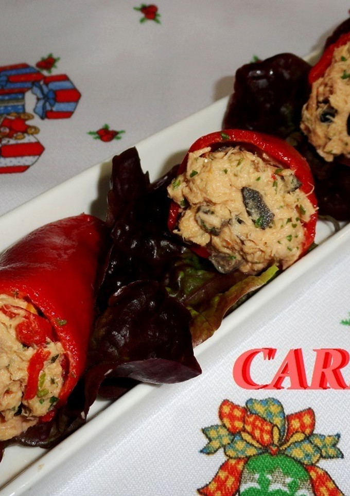Una foto de Pimientos del piquillo rellenos de atún con salsa rosa