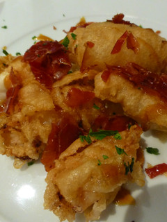 Una foto de Calamares en tempura con crujiente de jamón