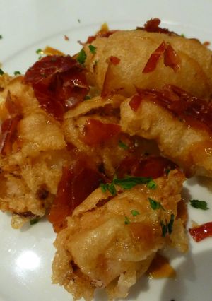 Una foto de Calamares en tempura con crujiente de jamón