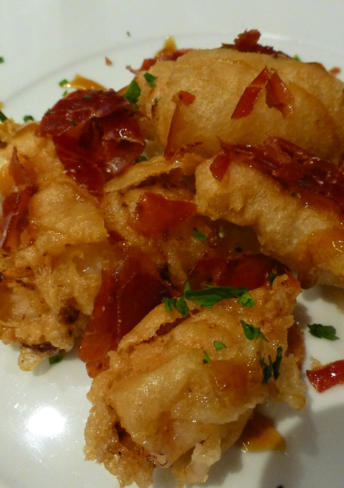 Una foto de Calamares en tempura con crujiente de jamón
