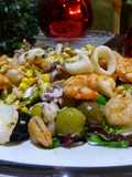 Ensalada de Navidad con marisco, fruta, encurtidos y frutos secos