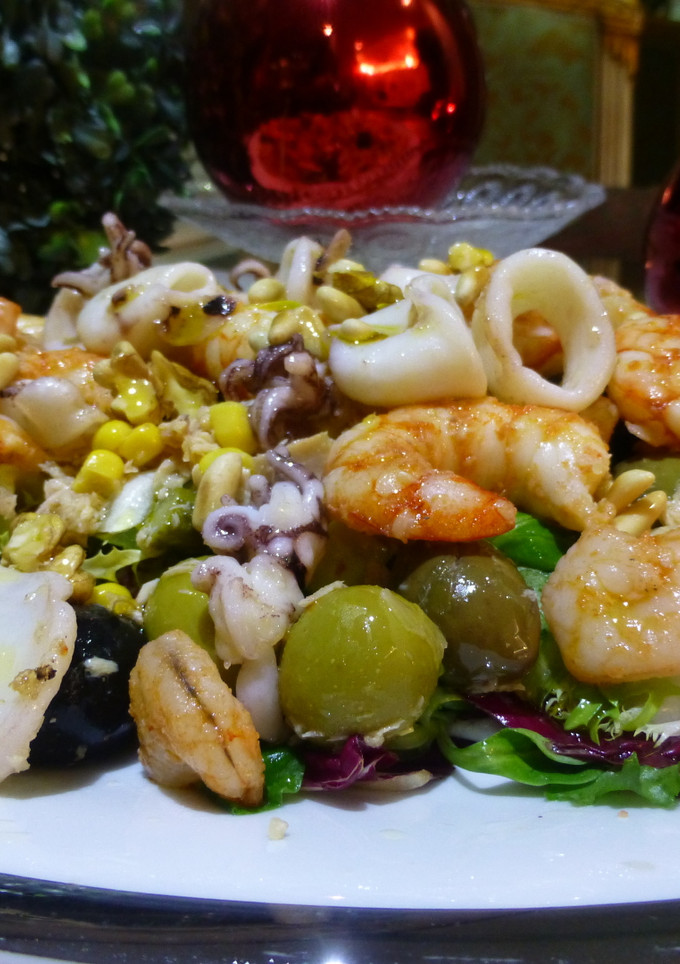 Una foto de Ensalada de Navidad con marisco, fruta, encurtidos y frutos secos