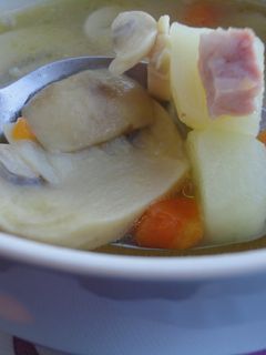 Una foto de Bramborová polevká (sopa de patatas y champiñones)
