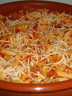 Una foto de Macarrones con jamón y cebolla