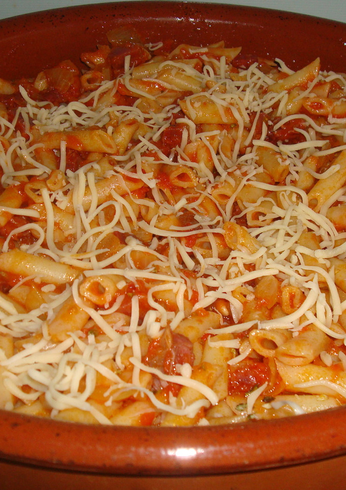 Una foto de Macarrones con jamón y cebolla