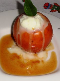 Una foto de Caqui asado al moscatel con sorbete de limón