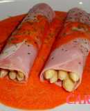 Canelones fríos de esparrágos con salsa de piquillos
