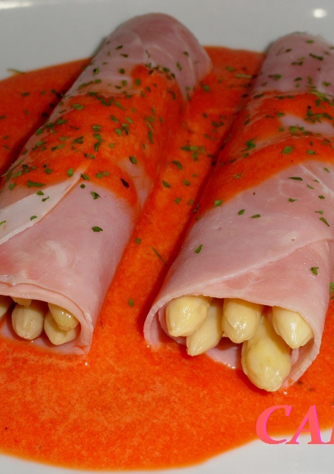 Una foto de Canelones fríos de esparrágos con salsa de piquillos