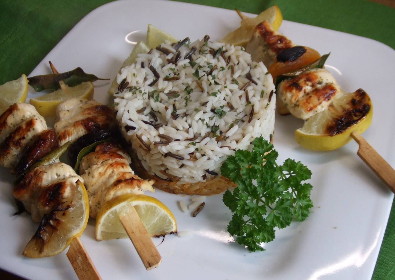 Brochetas de pollo con frutas secas, arroces y repollo dorado<br />