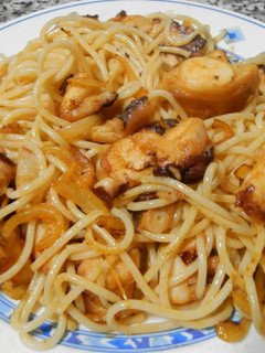 Una foto de Espaguetis con pulpo y pimentón