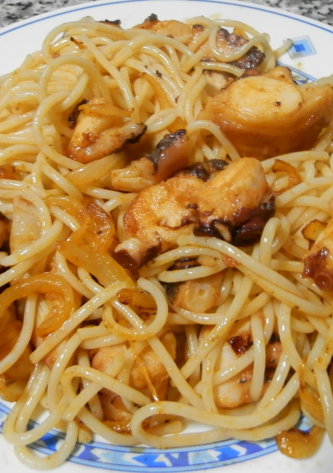 Una foto de Espaguetis con pulpo y pimentón