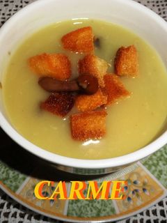 Una foto de Crema de champiñones y setas con pan frito