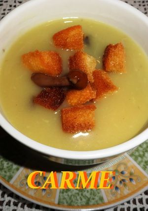 Una foto de Crema de champiñones y setas con pan frito