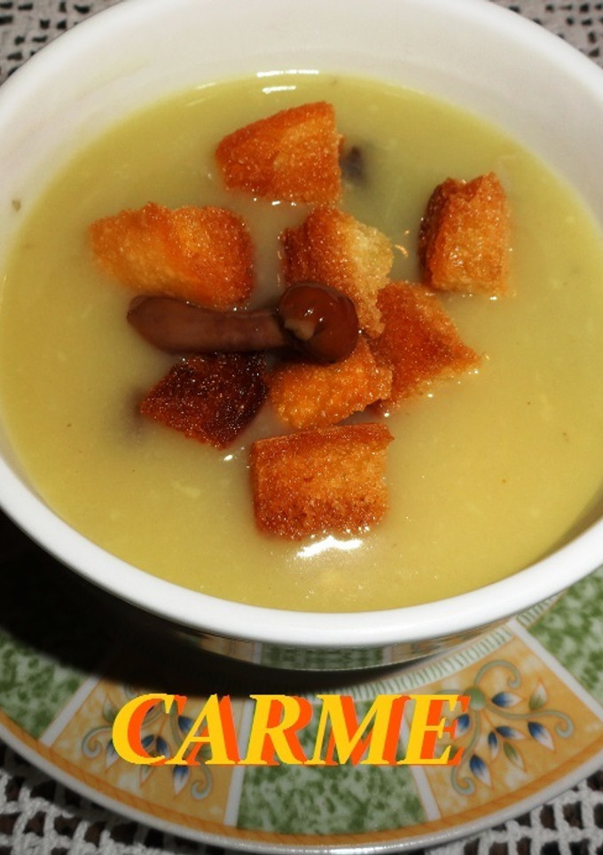 Una foto de Crema de champiñones y setas con pan frito