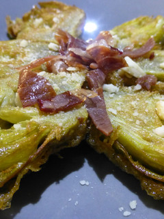 Una foto de Alcachofas rebozadas con almendra y jamón