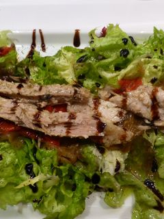 Una foto de Ensalada de ventresca con cebolla caramelizada y pimientos
