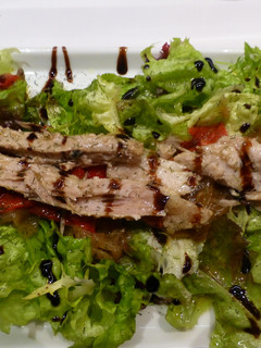 Una foto de Ensalada de ventresca con cebolla caramelizada y pimientos