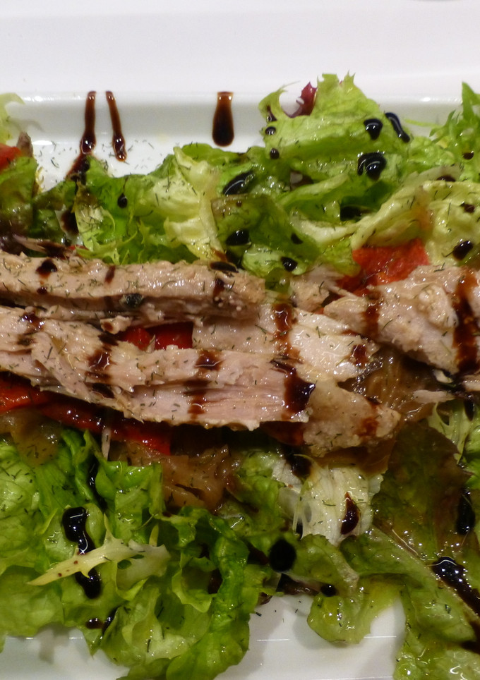 Una foto de Ensalada de ventresca con cebolla caramelizada y pimientos