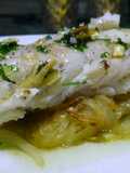 Cogote de merluza sobre cama de patatas y cebolla