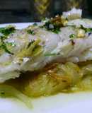 Cogote de merluza sobre cama de patatas y cebolla