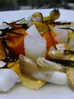 Una foto de Sepia con berberechos, mejillones y navajas con fondo marino