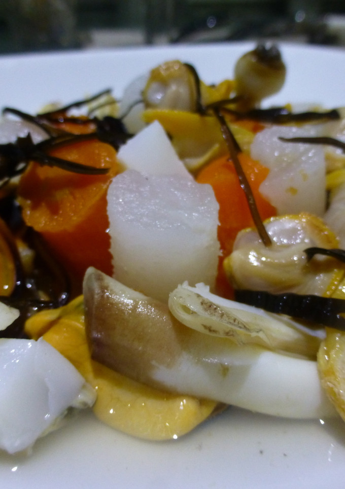 Una foto de Sepia con berberechos, mejillones y navajas con fondo marino