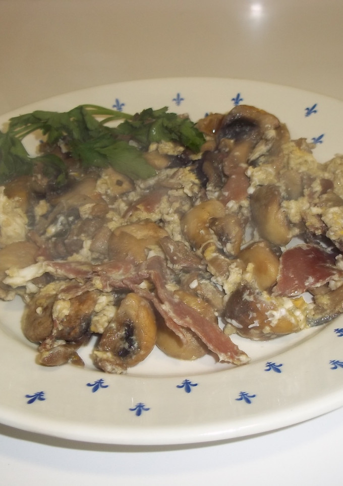 Una foto de Revuelto de champiñones y jamón serrano