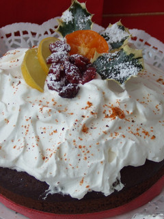 Una foto de Pastel festivo de chocolate y frutas apto para diabéticos