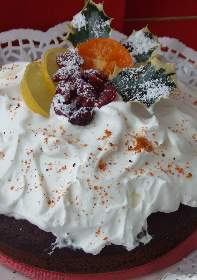 Una foto de Pastel festivo de chocolate y frutas apto para diabéticos