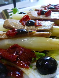 Una foto de Ensalada de espárragos, ventresca y pimientos