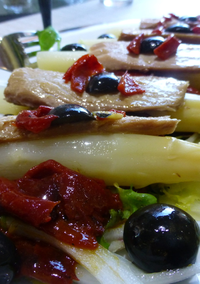 Una foto de Ensalada de espárragos, ventresca y pimientos