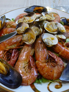 Una foto de Gambones a la plancha con berberechos y mejillones naturales