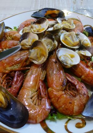 Una foto de Gambones a la plancha con berberechos y mejillones naturales