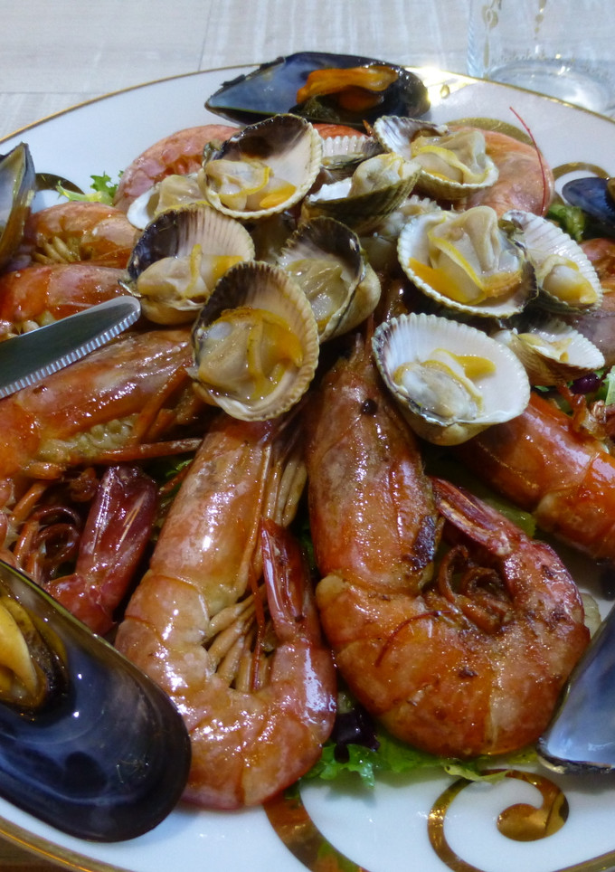Una foto de Gambones a la plancha con berberechos y mejillones naturales