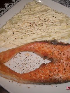 Una foto de Salmón con puré de patatas al garam masala