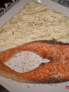 Una foto de Salmón con puré de patatas al garam masala