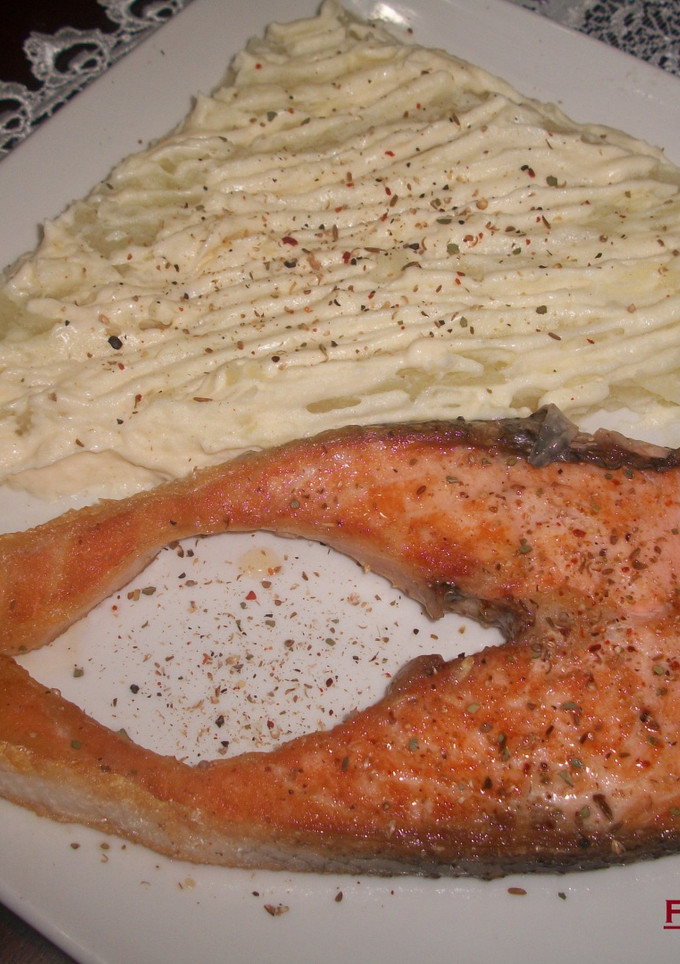 Una foto de Salmón con puré de patatas al garam masala
