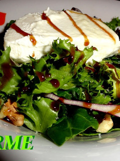 Una foto de Ensalada con queso de cabra y nueces al Pedro Ximénez